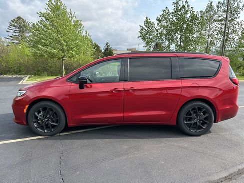 Used 2025 Chrysler Pacifica Limited FWD image 6