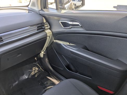 Used 2025 Kia Sportage LX image 18