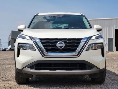 Used 2023 Nissan Rogue SV image 2