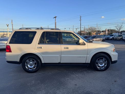 Used 2005 Lincoln Navigator 2WD image 4