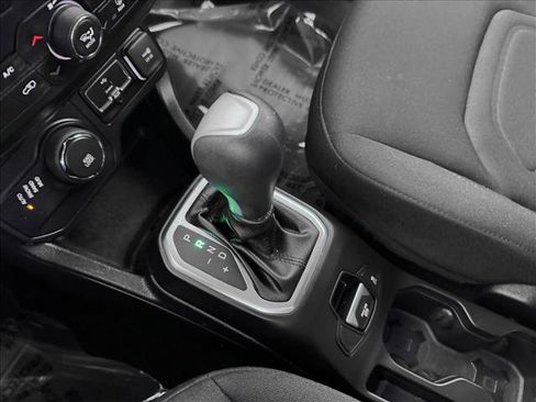 Used 2020 Jeep Renegade Latitude w/ Cold Weather Group image 15