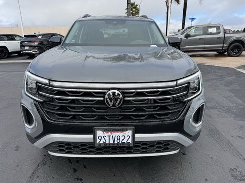 Used 2025 Volkswagen Atlas Peak Edition SE image 3
