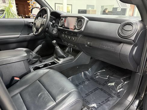Used 2020 Toyota Tacoma TRD Off-Road w/ TRD Premium Off Road Package image 17