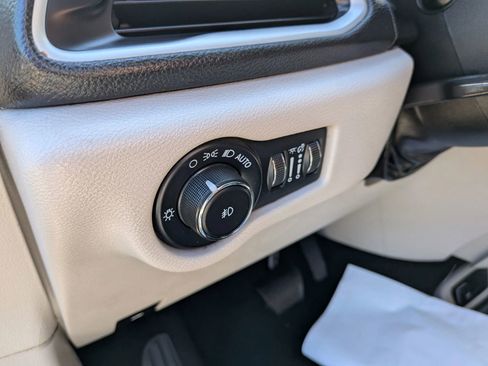 Used 2022 Chrysler Pacifica Touring-L w/ Uconnect Theater Family Group FWD image 57