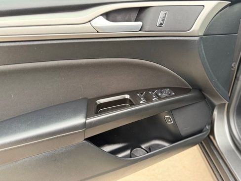 Used 2017 Ford Fusion SE image 25