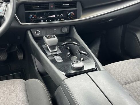 Used 2023 Nissan Rogue SV AWD/4WD image 16