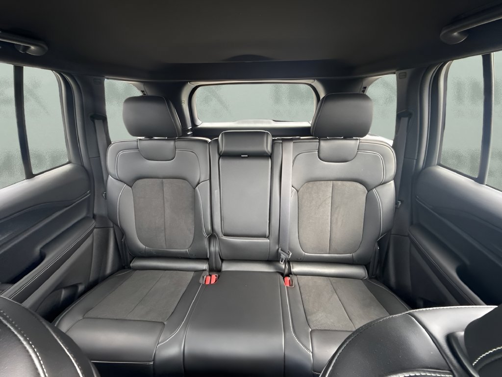 Used 2025 Jeep Grand Cherokee Altitude AWD/4WD image 6