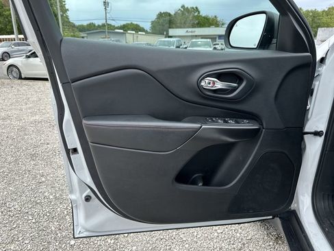 Used 2019 Jeep Cherokee Trailhawk image 10