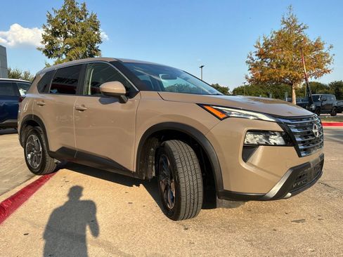 Used 2025 Nissan Rogue SV FWD image 4