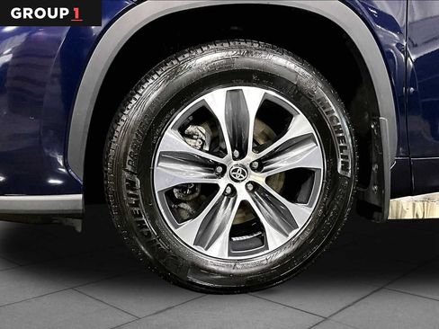 Certified 2025 Toyota Highlander XLE AWD/4WD image 11