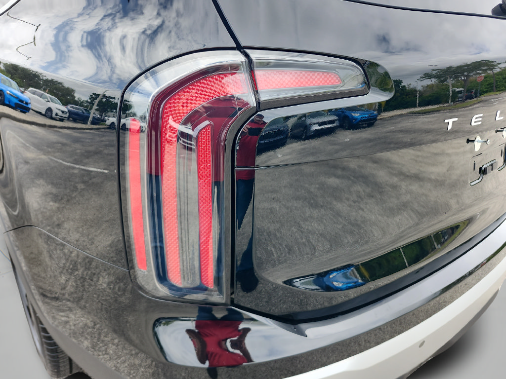 Used 2024 Kia Telluride EX w/ EX Captain's Chair Package FWD image 14