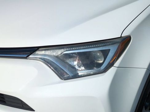 Used 2018 Toyota RAV4 LE FWD image 9
