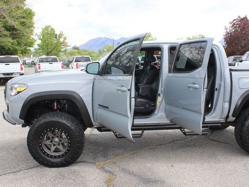 Used 2019 Toyota Tacoma TRD Off-Road AWD/4WD image 10