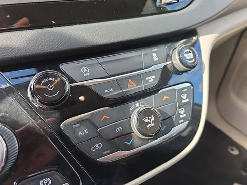 Used 2022 Chrysler Voyager LX FWD image 18