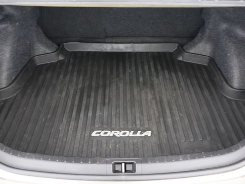 Used 2018 Toyota Corolla LE FWD image 18