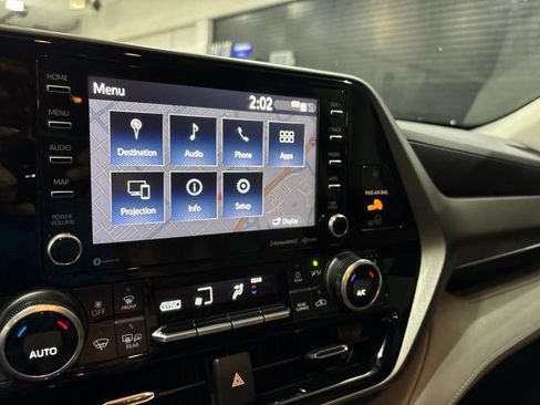 Used 2020 Toyota Highlander XLE AWD/4WD image 19