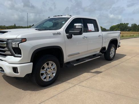 Used 2024 Chevrolet Silverado 2500 High Country w/ Technology Package AWD/4WD image 3