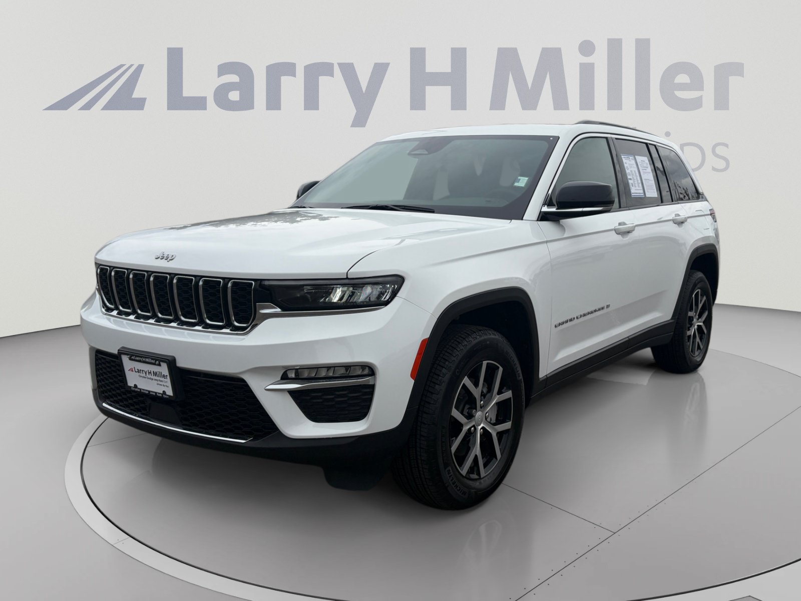 Used 2025 Jeep Grand Cherokee Limited w/ Trailer Tow Package AWD/4WD image 1
