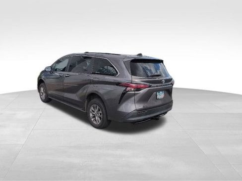 Used 2021 Toyota Sienna XLE AWD/4WD image 5