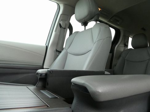 Used 2023 Toyota Sienna XLE image 32