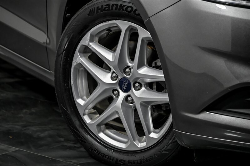 Used 2013 Ford Fusion SE FWD image 3