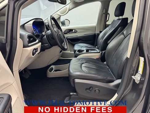 Used 2020 Chrysler Pacifica Touring-L FWD image 12