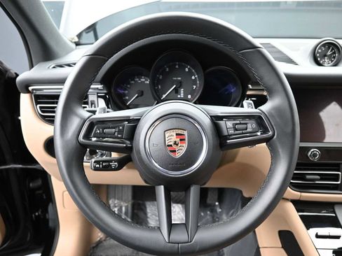 Certified 2025 Porsche Macan AWD/4WD image 4