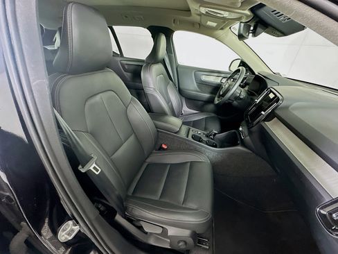 Used 2025 Volvo XC40 B5 Core image 32