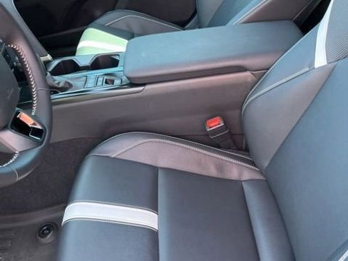 Used 2025 Toyota Camry SE image 12