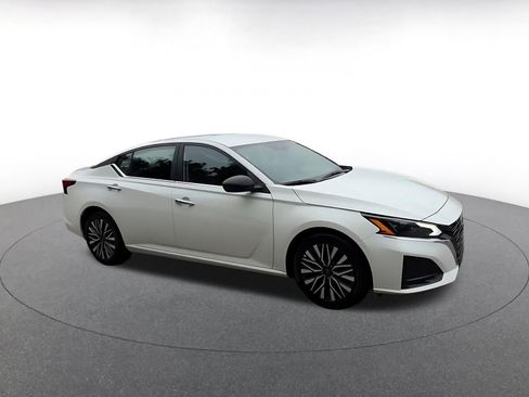 Used 2025 Nissan Altima 2.5 SV FWD image 2