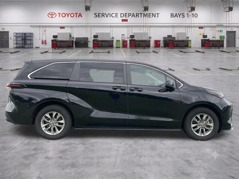 Used 2023 Toyota Sienna LE FWD image 3