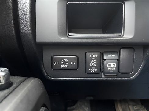 Used 2017 Toyota Tacoma TRD Sport image 9