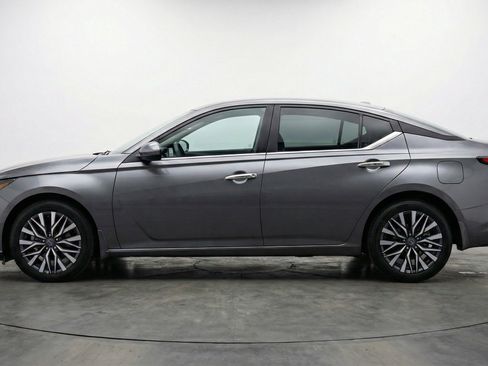 Used 2025 Nissan Altima 2.5 SV FWD image 5