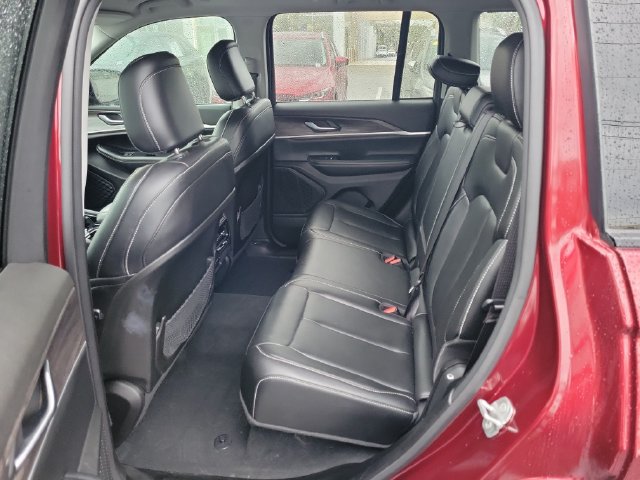 Used 2023 Jeep Grand Cherokee Limited w/ Black Appearance Package AWD/4WD image 12