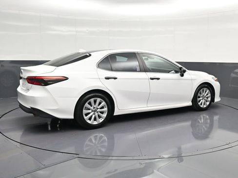 Used 2019 Toyota Camry LE FWD image 3