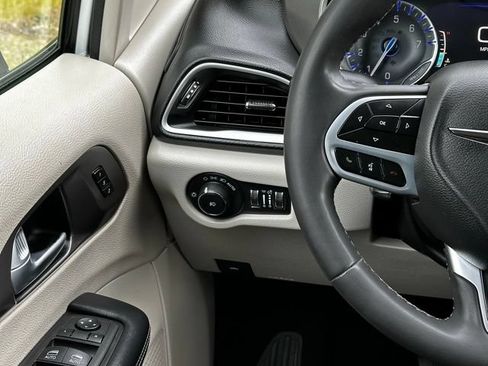 Used 2023 Chrysler Pacifica Touring-L FWD image 27