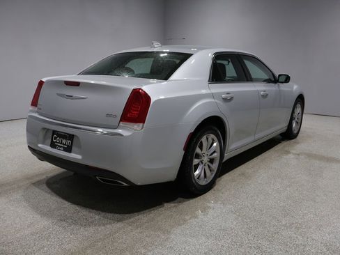 Used 2019 Chrysler 300 Touring image 2