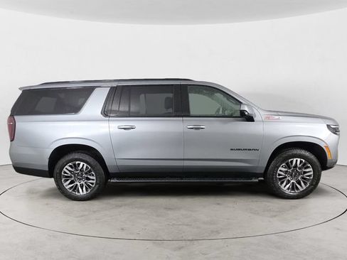 Used 2025 Chevrolet Suburban Z71 AWD/4WD image 6