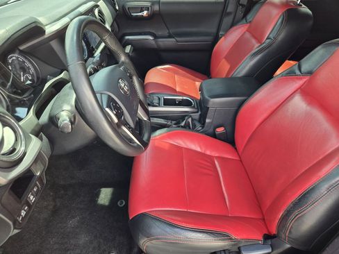 Used 2019 Toyota Tacoma TRD Off-Road w/ Technology Package image 12