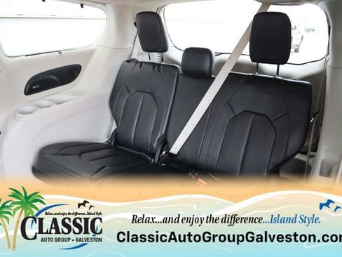 Used 2019 Chrysler Pacifica Touring-L Plus FWD image 16