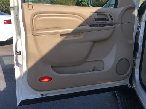 Used 2012 Cadillac Escalade Premium image 26