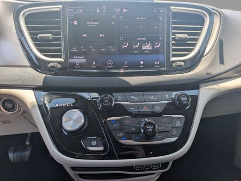 Used 2023 Chrysler Pacifica Touring-L FWD image 16