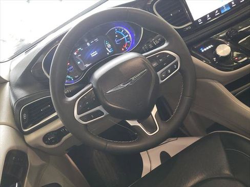 Used 2023 Chrysler Pacifica Limited FWD image 24