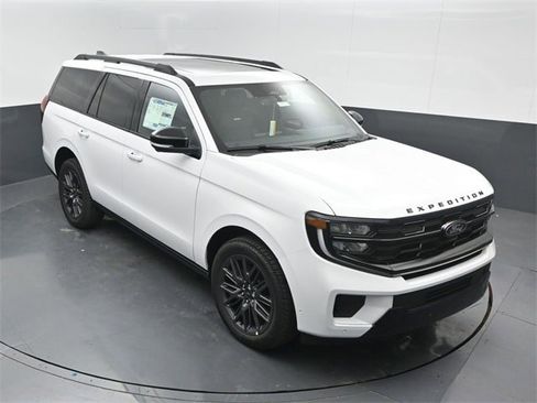 New 2025 Ford Expedition Platinum w/ Stealth Performance Package image 9