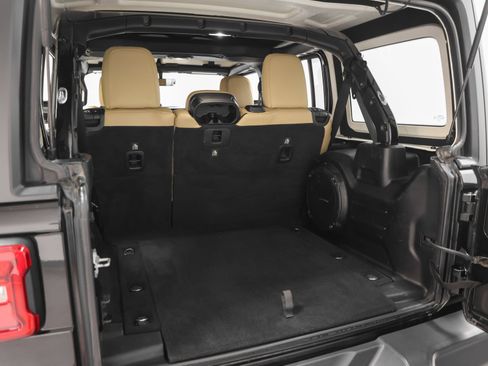 Used 2018 Jeep Wrangler Unlimited Rubicon w/ Dual Top Group AWD/4WD image 18