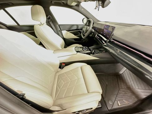 Used 2025 BMW 530i w/ Premium Package RWD image 30
