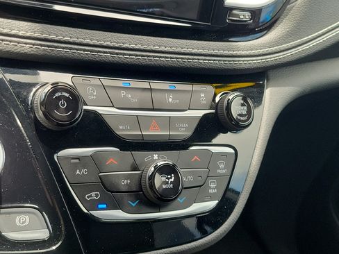 Used 2025 Chrysler Pacifica Select FWD image 22