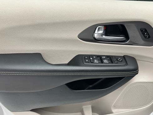 Used 2024 Chrysler Pacifica Touring-L FWD image 13