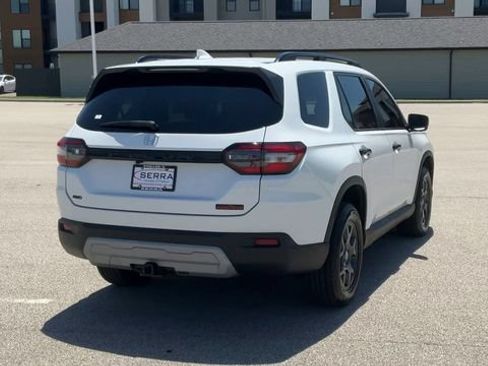 Used 2025 Honda Pilot TrailSport image 8