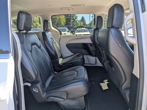 Used 2023 Chrysler Pacifica Touring-L FWD image 37